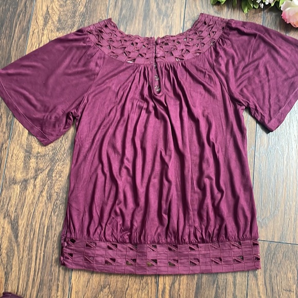 Beautifully embroidered blouse in burgundy. - Picture 9 of 9